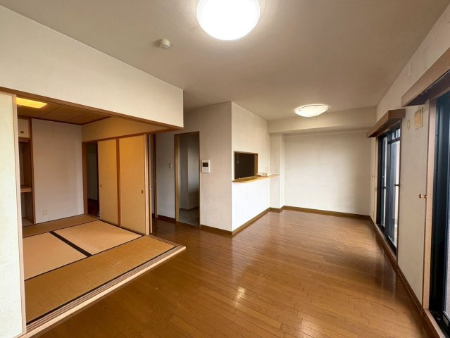 ＪＲ＆京阪の２沿線利用可◆７階部分につき眺望良好◆収納豊富な間取り◆シャルマンコーポ大津のぞみケ丘の居間・リビング|リビング