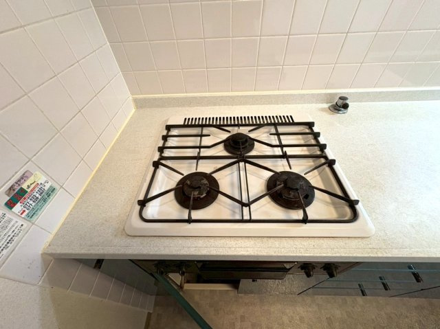 ＪＲ＆京阪の２沿線利用可◆７階部分につき眺望良好◆収納豊富な間取り◆シャルマンコーポ大津のぞみケ丘のキッチン|コンロ