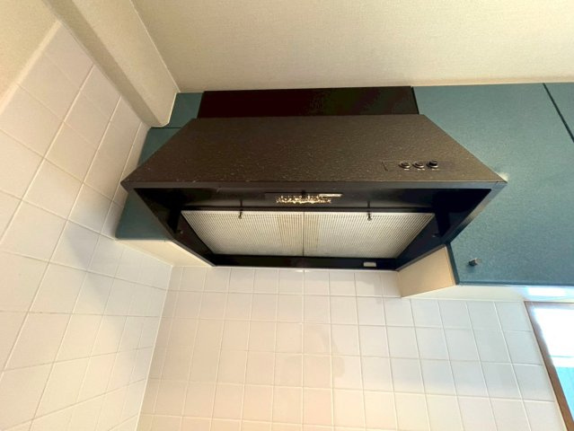ＪＲ＆京阪の２沿線利用可◆７階部分につき眺望良好◆収納豊富な間取り◆シャルマンコーポ大津のぞみケ丘のキッチン|レンジフード