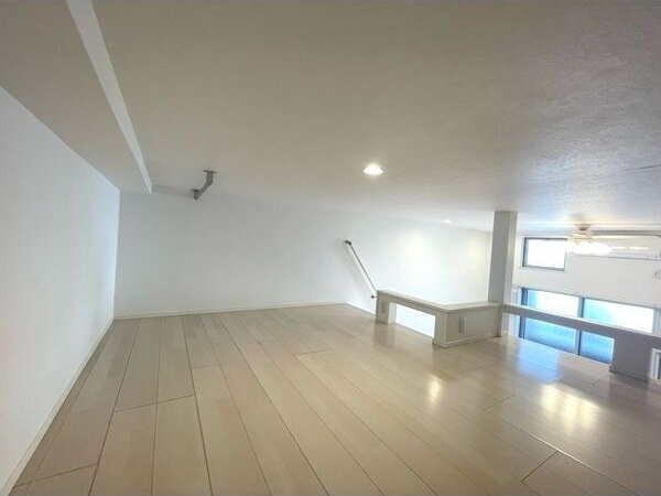 ラファン熱田の寝室|広くて明るい寝室