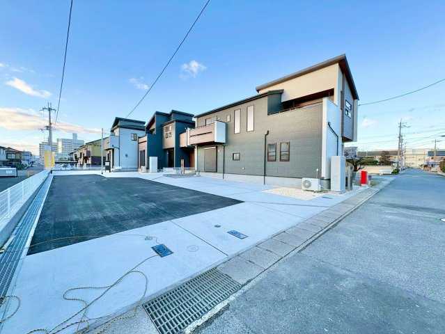 栗東市大橋４丁目2号棟　新築戸建ての前面道路含む現地写真