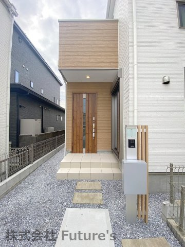 三郷市彦成1丁目　新築戸建　全2棟　2号棟のエントランス|玄関アプローチ