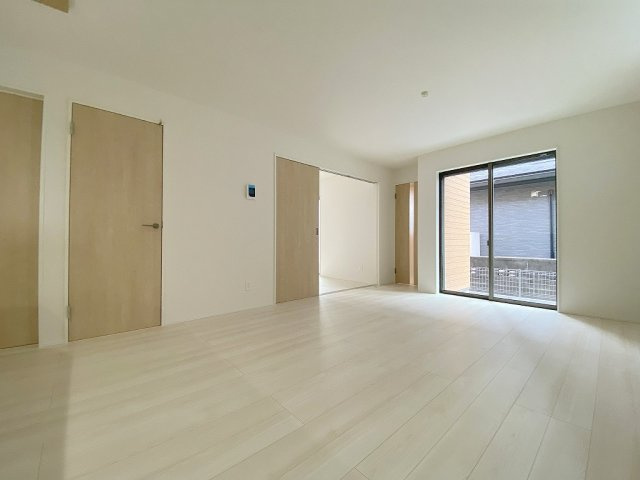 三郷市彦成1丁目　新築戸建　全2棟　2号棟の居間・リビング|家族団らんで過ごすリビングは16.25帖の広さを確保