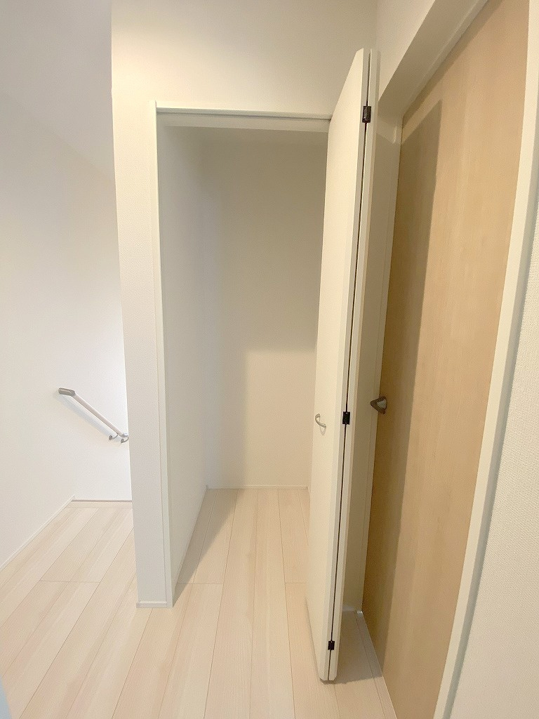 三郷市彦成1丁目　新築戸建　全2棟　2号棟の収納|2階ホールの収納は掃除用具やストック品の収納にも便利