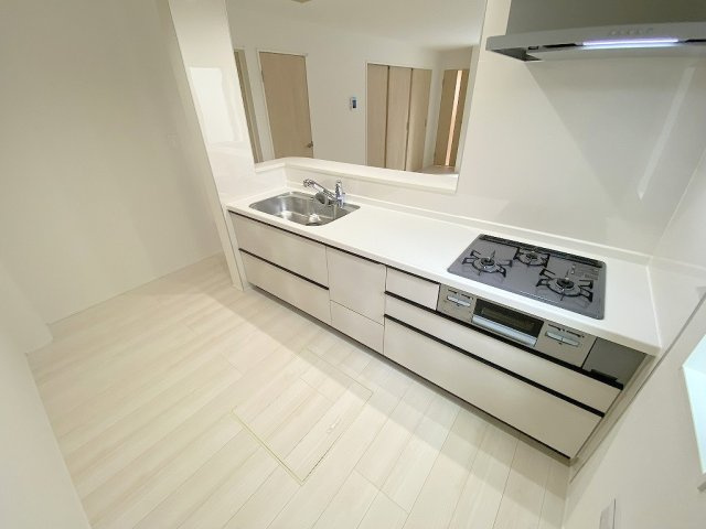 三郷市彦成1丁目　新築戸建　全2棟　2号棟のキッチン|3口ガスコンログリル付きシステムキッチンでお料理も楽しめます