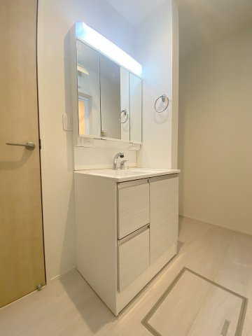 三郷市彦成1丁目　新築戸建　全2棟　2号棟の独立洗面台|三面鏡付きシャワードレッサーで朝の準備も快適