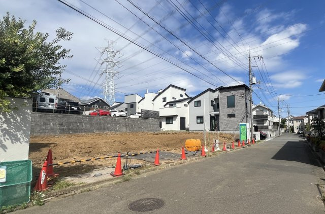 横浜市青葉区あざみ野南 1期の外観|南東側道路につき陽当たり良好。