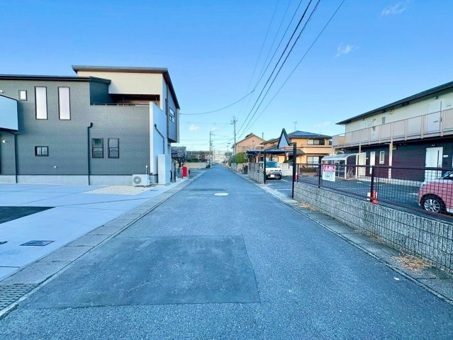 栗東市大橋４丁目3号棟　新築戸建ての前面道路含む現地写真