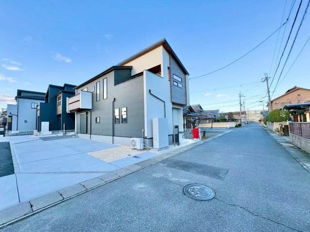 栗東市大橋４丁目3号棟　新築戸建ての前面道路含む現地写真