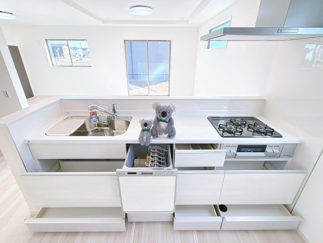 【キッチン】 | 渋川市八木原　新築住宅 | お料理をしながら家族との会話が楽しめる対面キッチン。リビングで遊ぶお子様を見守りながらお料理が出来ます。出来上がったお料理や後片付けを手伝ってもらうなど家事分担ができます。