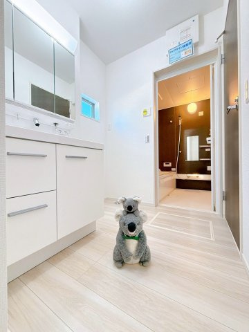 【独立洗面台】 | 渋川市八木原　新築住宅 | 忙しい朝でも収納豊富な洗面台で効率良く身支度ができます。大きな鏡で身だしなみチェックも楽ちん。たっぷりの収納スペースで水回りを清潔にきれいに保てます。