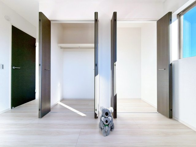 【収納】 | 渋川市八木原　新築住宅 | 家族それぞれの持ち物をしっかりしまえる収納スペースを確保。ウォークインクローゼットがあるのでいつでもお部屋広々、気持ちよく過ごせます。