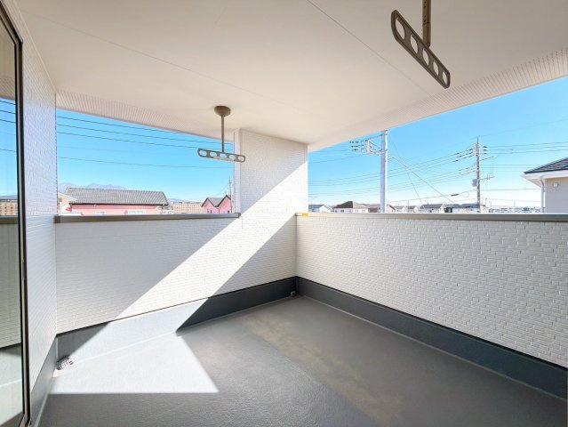 【バルコニー】 | 渋川市八木原　新築住宅 | 陽光がたっぷり差し込むバルコニーは、家族のくつろぎぎ空間。グリーンを飾ったりチェアを置いて読書を楽しむなど、自分だけのアウトドアリビングとしても活用できます。