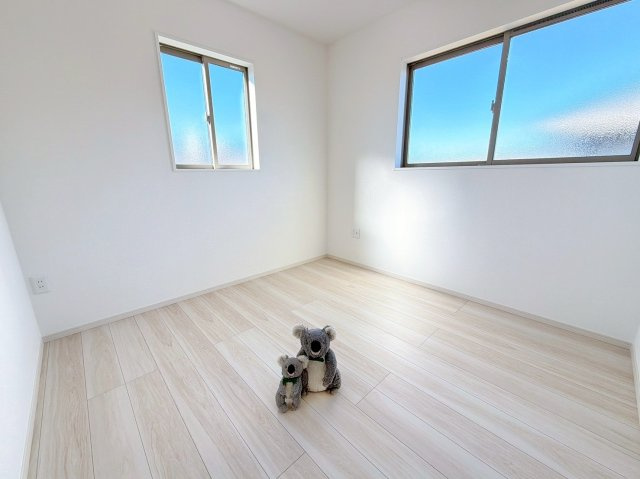 【洋室】 | 渋川市八木原　新築住宅 | 窓からそそがれる暖かみのある明るい空間。広々としたプライベート空間で自分の時間を楽しめます。フローリング仕様で普段のお掃除も楽々です。