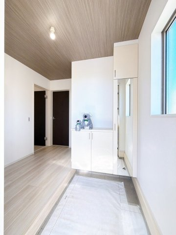 【玄関】 | 渋川市八木原　新築住宅 | 家の第一印象を決める玄関は、明るく清潔感のある空間に仕上がっています。来客を気持ちよく迎え入れられる、心地よい玄関です。