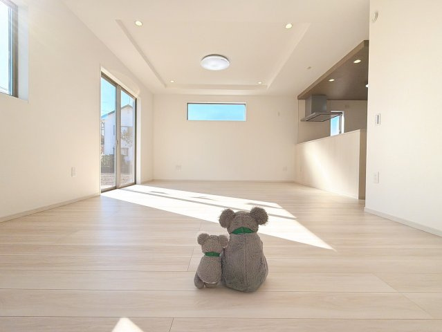 【居間・リビング】 | 渋川市八木原　新築住宅 | ≪LDK≫
リビング・ダイニングは白を基調としたシンプルな空間。
雑貨やこだわりの家具など、レイアウトも自由に楽しめます！