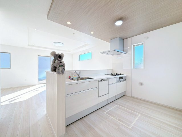 【浴室】 | 渋川市八木原　新築住宅 | 使い勝手のいいシステムキッチンには、ビルトインタイプの食器洗浄乾燥機を完備。食後の片付けもスイッチ一つで完了し、時間にも心にもゆとりが生まれます。