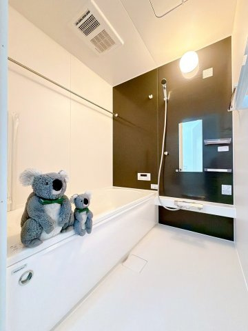 【浴室】 | 渋川市八木原　新築住宅 | ナチュラルな木目調のアクセントパネルが◎窓があるので換気も良好！
ランドリーパイプ付きで雨天時などにはランドリースペースとしても大活躍します！