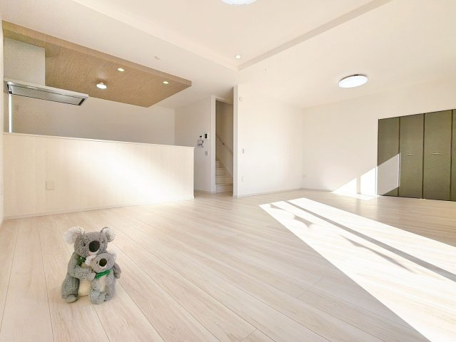 【居間・リビング】 | 渋川市八木原　新築住宅 | 家族が自然と集まるリビング・ダイニング明るい光が差し込み、笑顔があふれる心地よい空間です。ゆったりとした広さで、くつろぎの時間をお過ごしいただけます。