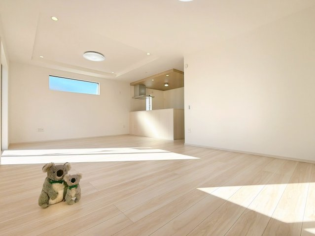 【居間・リビング】 | 渋川市八木原　新築住宅 | 家族が自然と集まるリビング・ダイニング明るい光が差し込み、笑顔があふれる心地よい空間です。ゆったりとした広さで、くつろぎの時間をお過ごしいただけます。