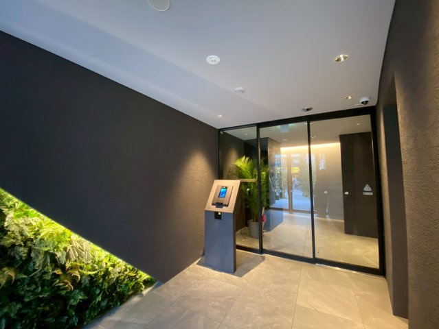 プレミアム長瀬駅前のエントランス