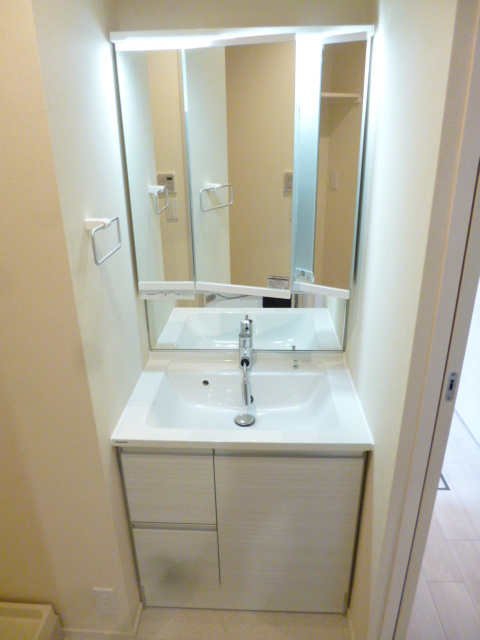 ＧＲＡＮＤＥ　ＮＩＮＥの洗面所|三面鏡の化粧台