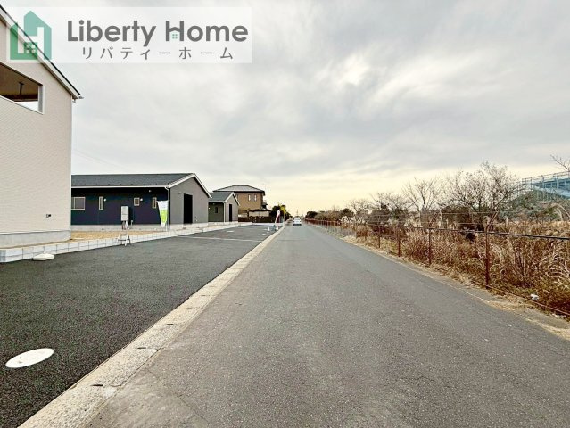 鹿嶋市粟生第1　新築戸建　2号棟の前面道路含む現地写真