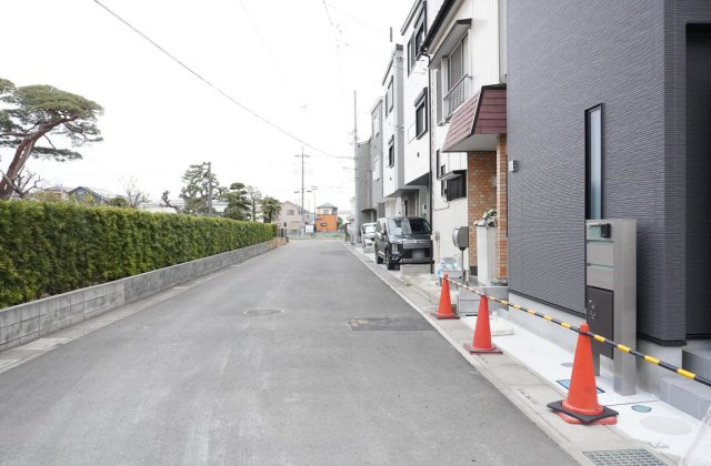 越谷市大字恩間 新築分譲住宅の前面道路含む現地写真