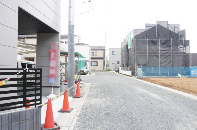 越谷市大字恩間 新築分譲住宅の前面道路含む現地写真