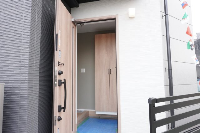越谷市大字恩間 新築分譲住宅の玄関