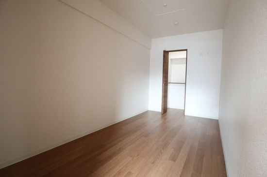 ビアンコネロの寝室|開放的な寝室です