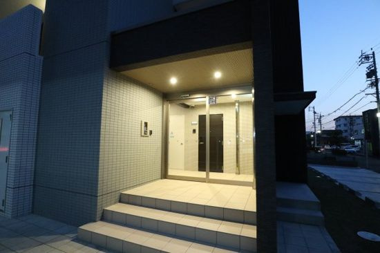 ビアンコネロのエントランス|ゆとりのあるエントランスです