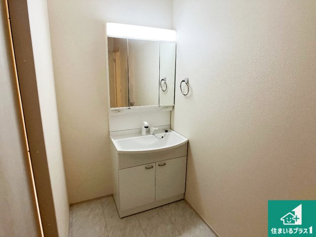 加古郡播磨町宮西　第3期　新築一戸建ての独立洗面台|清潔感のある洗面台です。フラットな鏡は掃除がしやすく毎日清潔！鏡裏には収納があるのでスッキリとした洗面台が保てます。