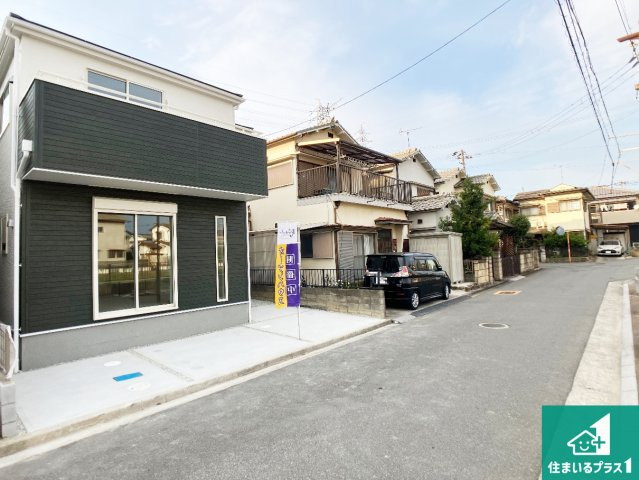 加古郡播磨町宮西　第3期　新築一戸建ての前面道路含む現地写真|周辺は閑静な住宅街！前面道路広々で車の出し入れも便利です。駐車が苦手な方でも安心して車庫入れできます！