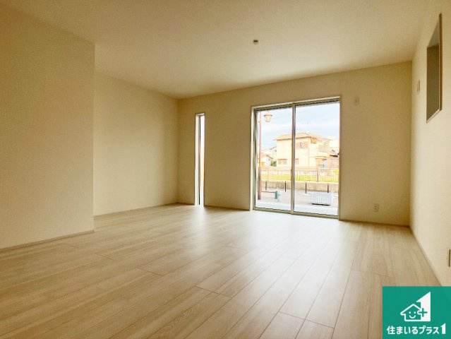 加古郡播磨町宮西　第3期　新築一戸建ての居間・リビング|日当たり良好の明るいリビングで朝の目覚めもスッキリできそう！対面キッチンでご家族のコミュニケーションも自然と増える設計！小さなお子様が遊ぶスペースを作っても広々とくつろげるLDK！