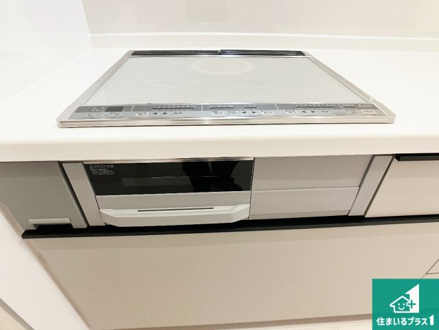 加古郡播磨町宮西　第3期　新築一戸建ての設備|火を使わないので、安心なＩＨコンロ！でこぼこが無い構造なので、掃除もしやすく清潔に保てます！