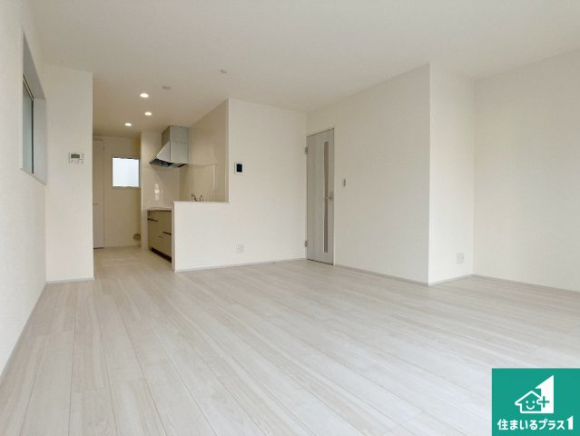 加古郡播磨町宮西　第3期　新築一戸建ての居間・リビング|周辺は落ち着いた街並みの住宅地！子育てがしやすい住環境です！まだ未完成ですが、現地でしかわからない事もございます。是非一度ご覧ください。