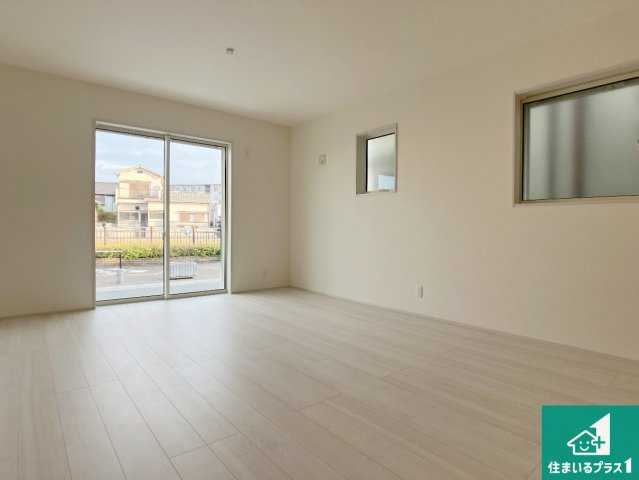 加古郡播磨町宮西　第3期　新築一戸建ての居間・リビング|周辺は落ち着いた街並みの住宅地！子育てがしやすい住環境です！まだ未完成ですが、現地でしかわからない事もございます。是非一度ご覧ください。