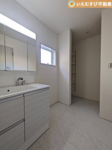 Livele Garden.S　深谷上柴町西第5の独立洗面台|3面ミラーの後ろは収納スペースを完備
生活感のあるものは隠して、スッキリシンプルな洗面台に！清潔感のある空間♪