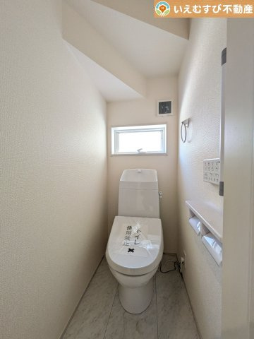 Livele Garden.S　深谷上柴町西第5のトイレ|シンプルで清潔感のあるトイレ
窓付きで明るく、お掃除しやすいシンプルな空間♪