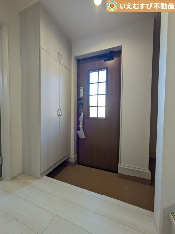 Livele Garden.S　深谷上柴町西第5の玄関|大容量のシューズボックス、便利な土間収納付き
収納力のある土間収納付きなのでベビーカーやお子様の遊び道具なども置いておけます♪