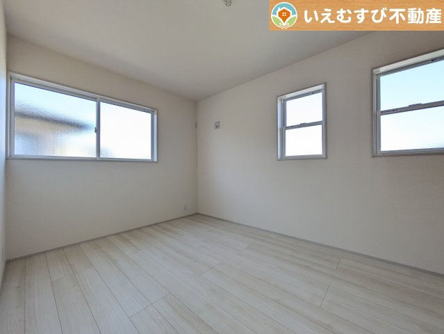 Livele Garden.S　深谷上柴町西第5の洋室|ナチュラルな色合いでシンプルな洋室
大容量のウォークインクローゼット付きで、採光もたっぷりのお部屋♪