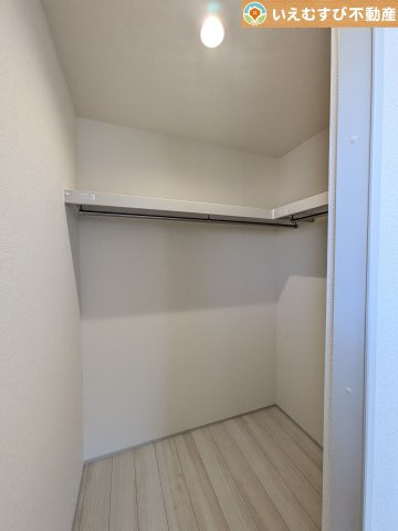 Livele Garden.S　深谷上柴町西第5の収納|たっぷりの収納力を備えたウォークインクローゼット
たくさん収納できるので季節物やかさばるバッグなども片付きます♪