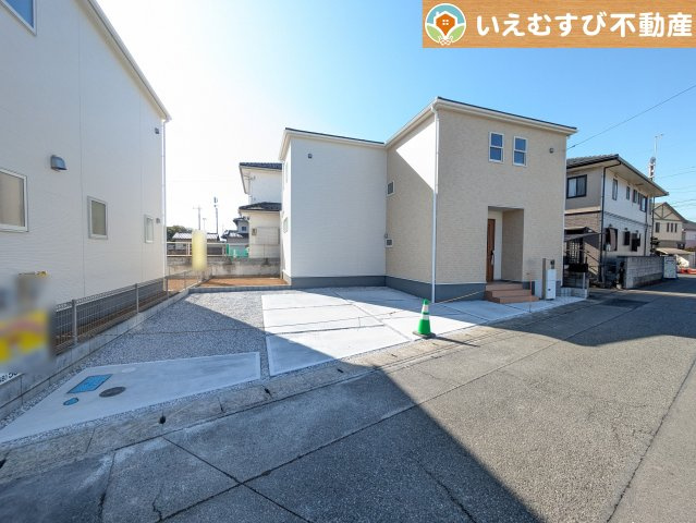 Livele Garden.S　深谷上柴町西第5の駐車場|並列3台駐車可能なゆとりのカースペース
複数台車をお持ちでも、お友達が遊びに来てもゆとりの駐車スペース！