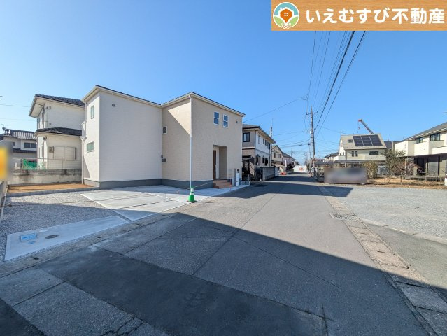 Livele Garden.S　深谷上柴町西第5の前面道路含む現地写真|安心の広々6ｍ前面道路
6ｍの前面道路はお車の駐車が楽々！すれ違える広さが確保されています♪