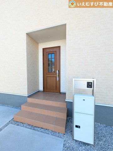 Livele Garden.S　深谷上柴町西第5のエントランス|落ち着いた色づかいのエントランス
駐車場からアクセスの良いエントランス。雨の日や荷物が多くても安心の動線♪