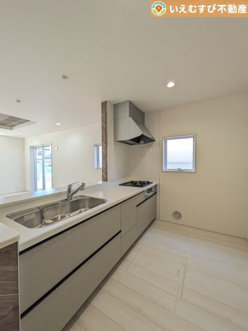 Livele Garden.S　深谷上柴町西第5のキッチン|リビングのお子様を見守りながらお料理ができる対面キッチン
様子を見たり会話をしながら過ごせるキッチンで楽しく料理ができますね！