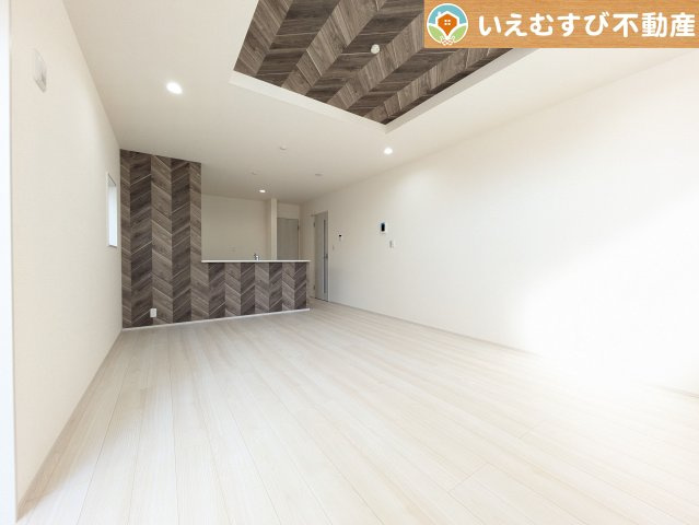 Livele Garden.S　深谷上柴町西第5の居間・リビング|開放感と家族との距離感にこだわったＬＤＫ
採光たっぷりのリビングで休日には家族みんなでくつろげそうですね♪