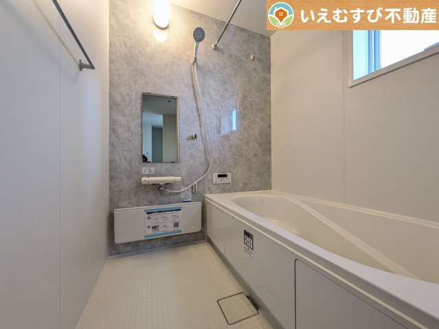 Livele Garden.S　深谷上柴町西第5の浴室|クールなグレーが高級感を演出
おしゃれな雰囲気の浴室。ゆとりの空間で一日の疲れをしっかりリセット♪