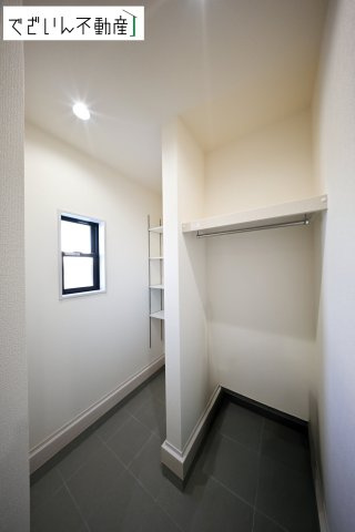 【玄関】 | Livele Garden.S熊谷市河原町第5　新築住宅 | 清潔感溢れる玄関がお出迎えする本邸宅の物語は、ここから始まる日常を期待させます。この場所には「希望」と「優越」で包み込んでくれる「特別」な空間があります。
現地(2026年1月撮影)